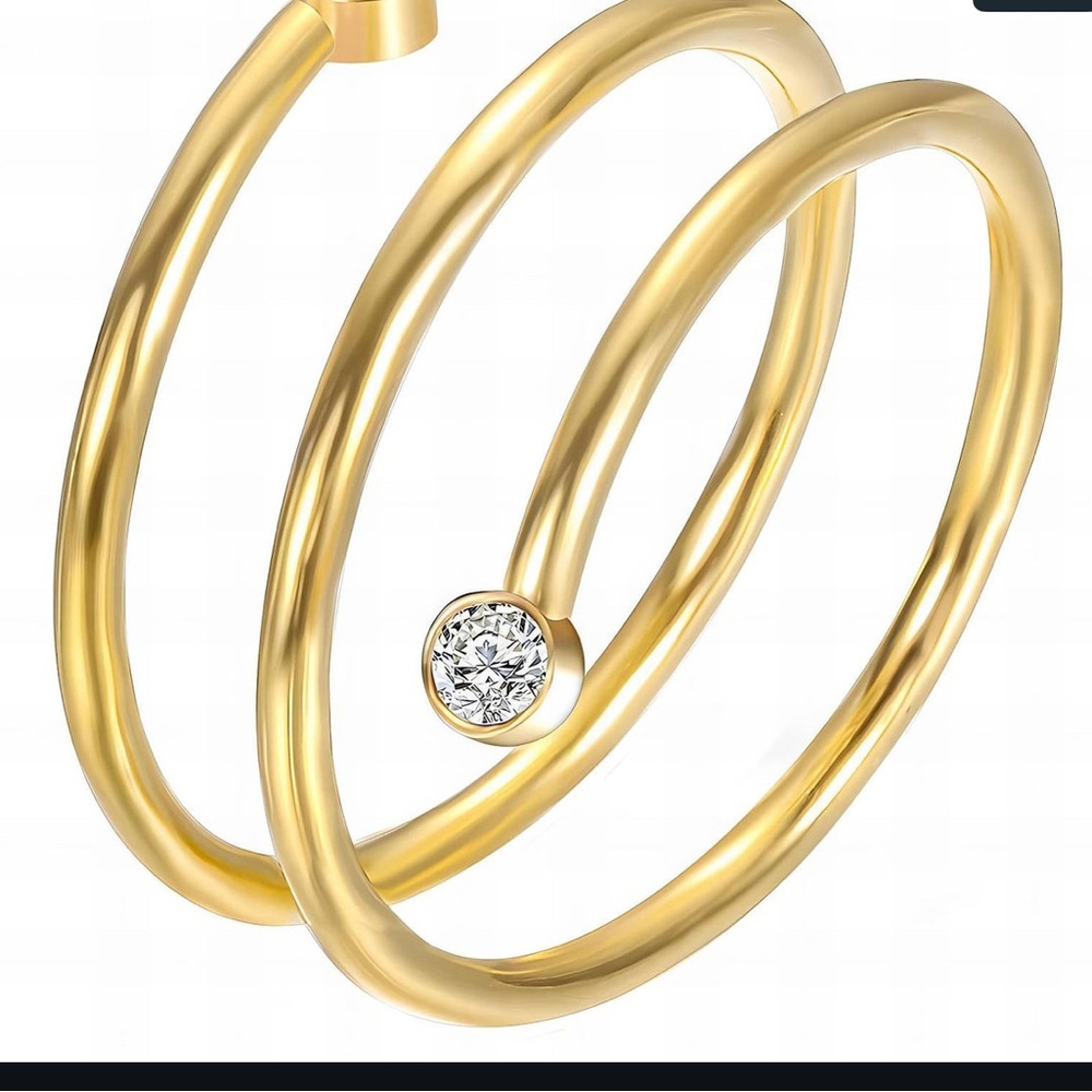 Elegant Gold ring with Crystal Accent
